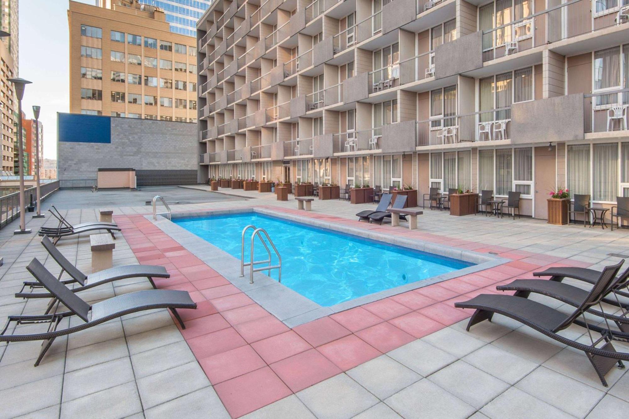 Hotel Ramada Plaza By Wyndham Calgary Downtown Exterior foto